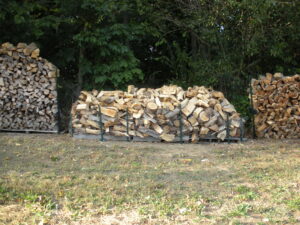 A pile of wood sitting in the middle of a field.